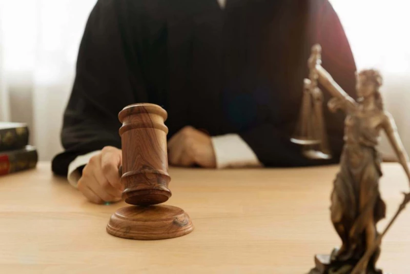 Увольнение по решению суда: как сделать запись в трудовой и оформить документы