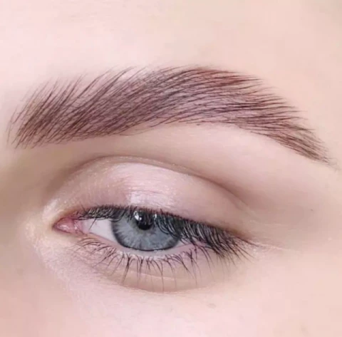 Зачем нужен гель для бровей?Гель для бровей можно сравнить с лаком или муссом для укладки. Он фиксирует волоски в нужном положении, добавляет бровям визуального объема, подчеркивает их текстуру и форму. Как правило, выпускается во флаконе с щеточкой, которая чуть меньше аппликатора туши для ресниц (хотя они могут выглядеть совершенно по-разному). Использовать гель просто, поэтому средство могут применять даже те, чьи мейкап-навыки близки к нулю — от аккуратных бровей «волосок к волоску» вряд ли кто-то откажется.Состав гелей для бровейВ составе некоторых гелей для бровей есть полезные компоненты и масла, которые укрепляют волоски и ухаживают за кожей.?Экстракт листьев гинкго билоба обладает антиоксидантными свойствами и предупреждает нежелательные возрастные изменения кожи.?Пчелиный и карнаубский воск облегчают нанесение средства, делают волоски бровей более эластичными для получения оптимальной «укладки».?Пантенол обладает антисептическими свойствами и помогает удерживать влагу в коже.?Каолин — своеобразный природный клей, который незаметно фиксирует волоски и добавляет бровям объема. Кроме того, он абсорбирует излишки кожного жира.?Растительные масла (например, масло ши или рапсовое) укрепляют волоски на структурном уровне, брови выглядят более ухоженными, становятся более мягкими на ощупь.