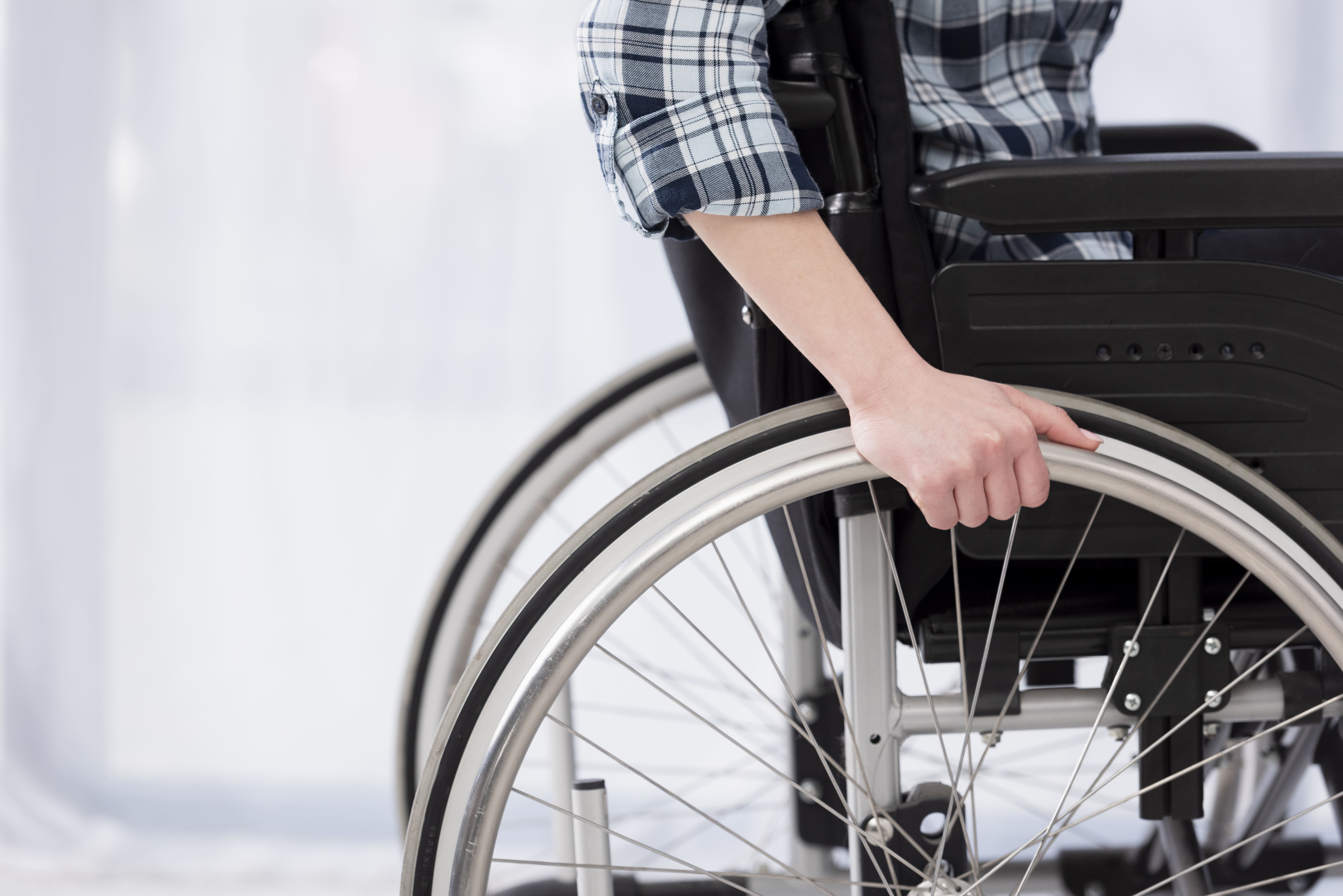 Упростили инвалидность. Инвалид колясочник. Инвалидность картинки. Льготы инвалидам.