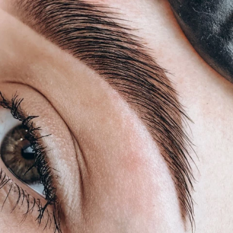 Средства для коллагенирования считаются более щадящими, поскольку не содержат тиогликолевой кислоты, аммиака и перекиси водорода. Зато коллаген в составе придаёт волоскам прочность, увлажняет и питает их, стимулирует регенерацию клеток, защищает от ультрафиолетового излучения. Но деликатность этой процедуры может одновременно быть и её недостатком. Если у вас очень жёсткие брови, коллагенирование может не дать того результата, на который вы рассчитываете.