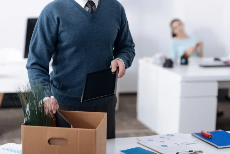 Сокращение работающего пенсионера: порядок и правила