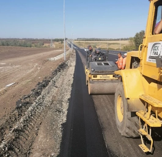 Устройство асфальтобетонных водоотводных лотков вдоль кромки проезжей части 1