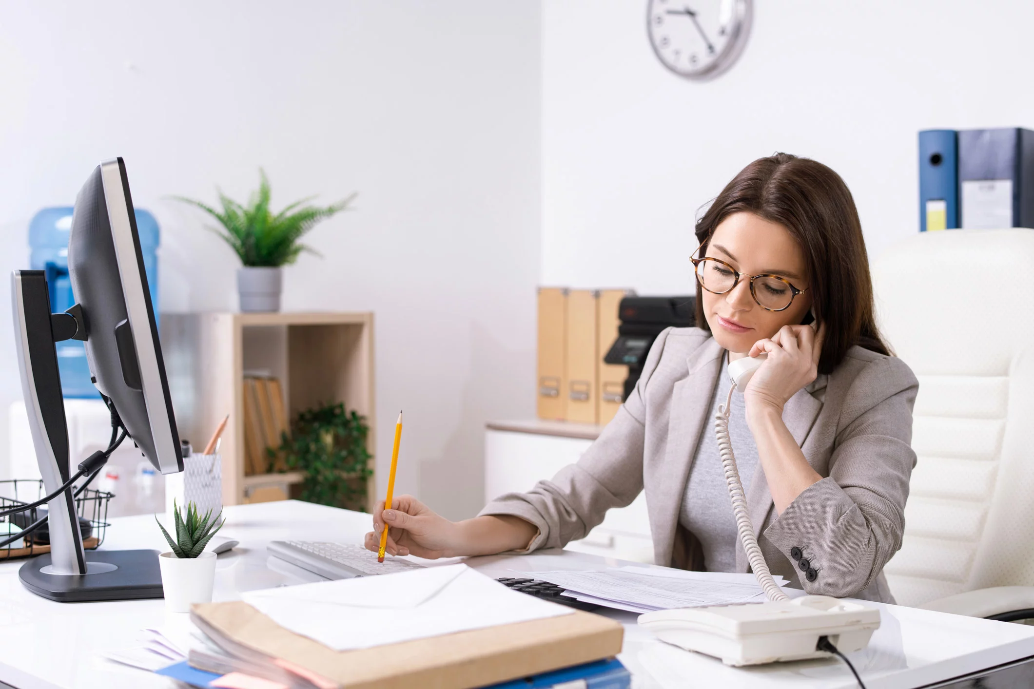 Управляющая читать. Busy secretary.