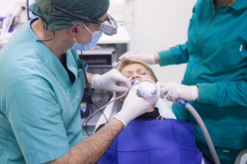 Лечение клиновидного дефекта зубов: основные подходы