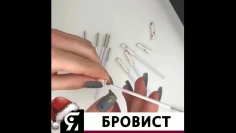 ЛАЙФХАК для БРОВИСТОВ и ЛАШМЕЙКЕРОВ!Сохраняй видео и жми на ♥, так мы поймем, что тебе интересно?После процедуры окрашивания каждая клиентка получает в ? щёточку. Но беда в том, что когда она кладёт щёточку в сумку, та набирает на себя все пылинки, волоски и прочий мусор?Чтобы такого не происходило, можно сделать маленькие колпачки для щёток из коктейльных трубочек?Или после нанесения масла на бровки, мы помещаем её в трубочку и отдаём клиенту? такая щеточка в чехле точно ничего не испачкает в дамской сумочке?✅Как вам такой лайфхак?
