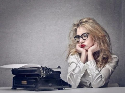 Как известные писатели заставляли себя работать? <br /><br />Агата Кристи <br /><br />Агата Кристи (1890–1976), уже издав десяток книг, в анкетной строке «род занятий» указывала – «домохозяйка». Она работала урывками, не имея ни отдельного кабинета, ни даже письменного стола. Писала в спальне за умывальным столиком или могла примоститься за обеденным столом в перерывах между приемами пищи. «Мне бывало немного неловко «идти писать». Но если удавалось уединиться, закрыть за собой дверь и сделать так, чтобы никто не мешал, то я забывала обо всем на свете». <br /><br />Фрэнсис Скотт Фицджеральд <br /><br />Фрэнсис Скотт Фицджеральд (1896–1940) свой первый роман «По ту сторону» писал в тренировочном лагере, на клочках бумаги, в свободное от службы время. Отслужив, забыл о дисциплине, и стал применять алкоголь как источник вдохновения. До обеда спал, иногда работал, ночью кутил в барах. Когда случались приступы активности, мог за один подход написать 8000 слов. Этого хватало для большого рассказа, но было недостаточно для повести. Когда Фицджеральд писал «Ночь нежна», ему с большим трудом удавалось выдерживать трезвым три-четыре часа. «Тонкое восприятие и суждение во время редактирования несовместимы с выпивкой», – писал Фицджеральд, признаваясь издателю, что алкоголь мешает творчеству. <br /><br />Гюстав Флобер <br /><br />Гюстав Флобер (1821–1880) писал «Мадам Бовари» пять лет. Работа продвигалась слишком медленно и мучительно: «“Бовари” не идет. За неделю – две страницы! Есть с чего набить себе морду от отчаяния». Просыпался Флобер в десять утра, не вставая с постели читал письма, газеты, курил трубку, беседовал с матушкой. Затем принимал ванну, завтракал и обедал одновременно, и отправлялся на прогулку. Один час он преподавал своей племяннице историю и географию, потом усаживался в кресло и читал до семи вечера. После обильного ужина он несколько часов беседовал с матушкой и, наконец, с наступлением ночи начинал сочинять. Годы спустя он писал: «В конце концов, работа – наилучший способ ускользнуть от жизни». <br /><br />Эрнест Хемингуэй <br /><br />Эрнест Хемингуэй (1899–1961) всю жизнь вставал на рассвете. Даже если накануне он допоздна пил, поднимался он не позже шести утра, свежим и отдохнувшим. Работал Хемингуэй до полудня, стоя возле полки. На полке стояла печатная машинка, на машинке лежала деревянная доска, выстеленная листами для печати. Исписав карандашом все листы, он снимал доску и перепечатывал написанное. Каждый день он подсчитывал количество написанных слов и строил график. «Когда заканчиваешь, чувствуешь себя опустошенным, но не пустым, а вновь заполняющимся, словно занимался любовью с любимым человеком». <br /><br />Джеймс Джойс <br /><br />Джеймс Джойс (1882–1941) о себе писал: «Человек малодобродетельный, склонный к экстравагантности и алкоголизму». Ни режима, ни организации. Спал до десяти, завтракал в постели кофе и рогаликами, зарабатывал уроками английского и игры на пианино, постоянно занимал деньги и отвлекал кредиторов разговорами о политике. Чтобы написать «Улисса», ему понадобилось семь лет с перерывами на восемь болезней и восемнадцать переездов в Швейцарию, Италию, Францию. За эти годы он провел за работой примерно 20 тысяч часов. <br /><br />Харуки Мураками <br /><br />Харуки Мураками (род. 1949) встает в четыре утра и пишет шесть часов подряд. После работы бегает, плавает, читает, слушает музыку. В девять вечера отбой. Мураками считатет, что повторяющийся режим помогает ему погрузиться в транс, и является полезным для творчества. Когда-то он вел сидячий образ жизни, набирал вес и курил по три пачки сигарет в день. Потом переехал в деревню, стал питаться рыбой и овощами, курить бросил и более 25 лет занимается бегом. Единственный недостаток – отсутствие общения. Чтобы соблюдать режим, Мураками приходится отклонять все приглашения, и друзья обижаются. «Читателям все равно, какой у меня режим дня, лишь бы очередная книга оказалась лучше предыдущей». <br /><br />Владимир Набоков <br /><br />Владимир Набоков (1899–1977) набрасывал романы на небольших карточках, которые складывал в длинный ящик для каталогов. Он записывал куски текста на карточках, а потом складывал из фрагментов страницы и главы книги. Таким образом рукопись и рабочий стол умещались в коробке. «Лолиту» Набоков писал по ночами на заднем сиденье автомобиля, считая, что там нет шума и отвлекающих факторов. Став старше, Набоков никогда не работал после обеда, смотрел футбольные матчи, иногда позволял себе бокал вина и охотился на бабочек, иногда пробегая за редким экземпляров до 25 километров. <br /><br />Марсель Пруст <br /><br />Марсель Пруст (1871–1922) писал роман «В поисках утраченного времени» без малого 14 лет. За это время он написал полтора миллиона слов. Чтобы полностью сосредоточиться на работе, Пруст скрылся от общества и почти не выходил из своей знаменитой обитой дубом спальни. Работал Пруст по ночам, днем спал до трех или четырех часов. Сразу после пробуждения зажигал порошок, содержащий опиум, – так он лечил астму. Почти ничего не ел, только завтракал кофе с молоком и круассаном. Писал Пруст в постели, пристроив тетрадку на коленях и подложив подушки под голову. Чтобы не уснуть, принимал кофеин в таблетках, а когда приходила пора спать, заедал кофеин вероналом. По всей видимости, мучил он себя намеренно, считая, что физическое страдание позволяет достичь высот в искусстве. <br /><br />Жорж Санд <br /><br />Жорж Санд (1804–1876) обычно писала по 20 страниц за ночь. Работа по ночам вошла у нее в привычку с детства, когда она ухаживала за больной бабушкой и только ночью могла заниматься любимым делом. Позже она бросала спящего любовника в постели и посреди ночи перебиралась за письменный стол. Наутро она не всегда помнила, что писала в сонном состоянии. Хотя Жорж Санд была необычным человеком (носила мужскую одежду, заводила романы и с женщинами, и с мужчинами), она осуждала злоупотребление кофе, алкоголем или опиумом. Чтобы не уснуть, ела шоколад, пила молоко или выкуривала сигарету. «Когда наступает момент придать своим мыслям форму, нужно полностью владеть собой, что на подмостках сцены, что в убежище своего кабинета». <br /><br />Марк Твен <br /><br />Марк Твен (1835–1910) писал «Приключения Тома Сойера» на ферме, где ему построили отдельную беседку-кабинет. Работал при открытых окнах, прижав листы бумаги кирпичами. Никому не позволялось приближаться к кабинету, а если Твен был очень нужен, домашние трубили в горн. По вечерам Твен читал семье написанное. Он непрерывно курил сигары, и где бы Твен не появился, после него приходилось проветривать помещение. Во время работы его мучила бессонница, и по воспоминаниям друзей, он принялся лечить ее шампанским на ночь. Шампанское не помогло – и Твен попросил друзей запастись пивом. Потом Твен заявил, что ему помогает только шотландский виски. После серии экспериментов Твен просто улегся в постель в десять вечера и неожиданно уснул. Все это очень развлекало его. Впрочем, его развлекали любые жизненные события. <br /><br />Жан-Поль Сартр <br /><br />Жан-Поль Сартр (1905–1980) работал три часа утром и три часа вечером. Остальное время занимала светская жизнь, обеды и ужины, выпивка с друзьями и подругами, табак и наркотики. Этот режим довел философа до нервного истощения. Вместо того чтобы отдохнуть, Сартр подсел на коридран, смесь амфетамина и аспирина, легальную до 1971. Вместо обычной дозировки по таблетке дважды в день, Сартр принимал двадцать штук. Первую запивал крепким кофе, остальные медленно жевал во время работы. Одна таблетка – одна страничка «Критики диалектического разума». По свидетельствам биографа, в ежедневное меню Сартра входили две пачки сигарет, несколько трубок черного табака, более литра алкоголя, включая водку и виски, 200 миллиграммов амфетамина, барбитураты, чай, кое и жирная пища. <br /><br />Лев Толстой <br /><br />Лев Толстой (1828–1910) во время работы был букой. Вставал поздно, часам к девяти, ни с кем не разговаривал, пока не умоется, не переоденется и не причешет бороду. Завтракал кофе и парой яиц всмятку, и запирался до обеда в кабинете. Иногда там тише мыши сидела жена его Софья на случай, если придется переписать от руки пару глав «Войны и мира» или выслушать очередную порцию сочинения. Перед обедом...