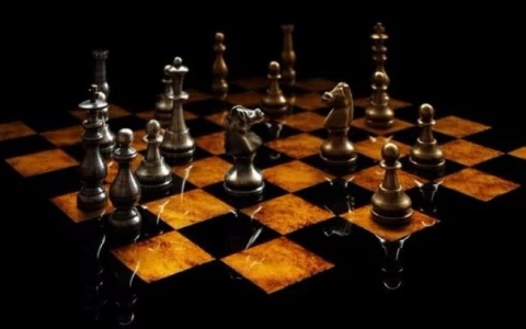 6 правил выигрыша жизни<br /><br />1. Правило Зеркала. Окружающие меня люди — мои зеркала. Они отражают аспекты моей собственной личности, часто не осознаваемые мною. Например, если кто-то мне хамит, значит, Я сам в душе готов нахамить. Так что обижаться не на кого.<br /><br />2. Правило Выбора. Я понимаю и осознаю, что всё происходящее в моей жизни — есть результат моего собственного выбора, исходя из моих чувств и ощущений. Так что не к кому предъявить претензии. Автор своей судьбы – Я сам.<br /><br />3. Правило Ответственности. Я готов взять ответственность за свой выбор и отказаться от любых самооправданий — они бесполезны.<br /><br />4. Правило Погрешности. Я осознаю погрешность своих мнений и суждений. Привязанность к чувству собственной правоты рано или поздно приводит к личной катастрофе. Кто свято верит в свой образ мира, тот не видит реальный мир.<br /><br />5. Правило Соответствия. Я имею ровно то, и ровно столько, чему я соответствую, не больше, не меньше, касается ли это отношений, должности или денег. Так что все мои претензии бессмысленны. За то, когда Я меняю отношение к происходящему — меняются и обстоятельства.<br /><br />6. Правило Присутствия – “Здесь и сейчас”. Прошлого нет, потому что его уже нет. Будущего нет, потому что его еще нет. Привязанность к прошлому приводит к депрессии, озабоченность будущим порождает тревогу. Пока Я жив – Я бессмертен. Есть повод порадоваться.