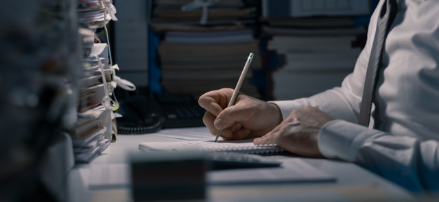 Работа в праздничные и выходные дни, сверхурочная работа: как не нарушить закон, привлекая льготников к работе